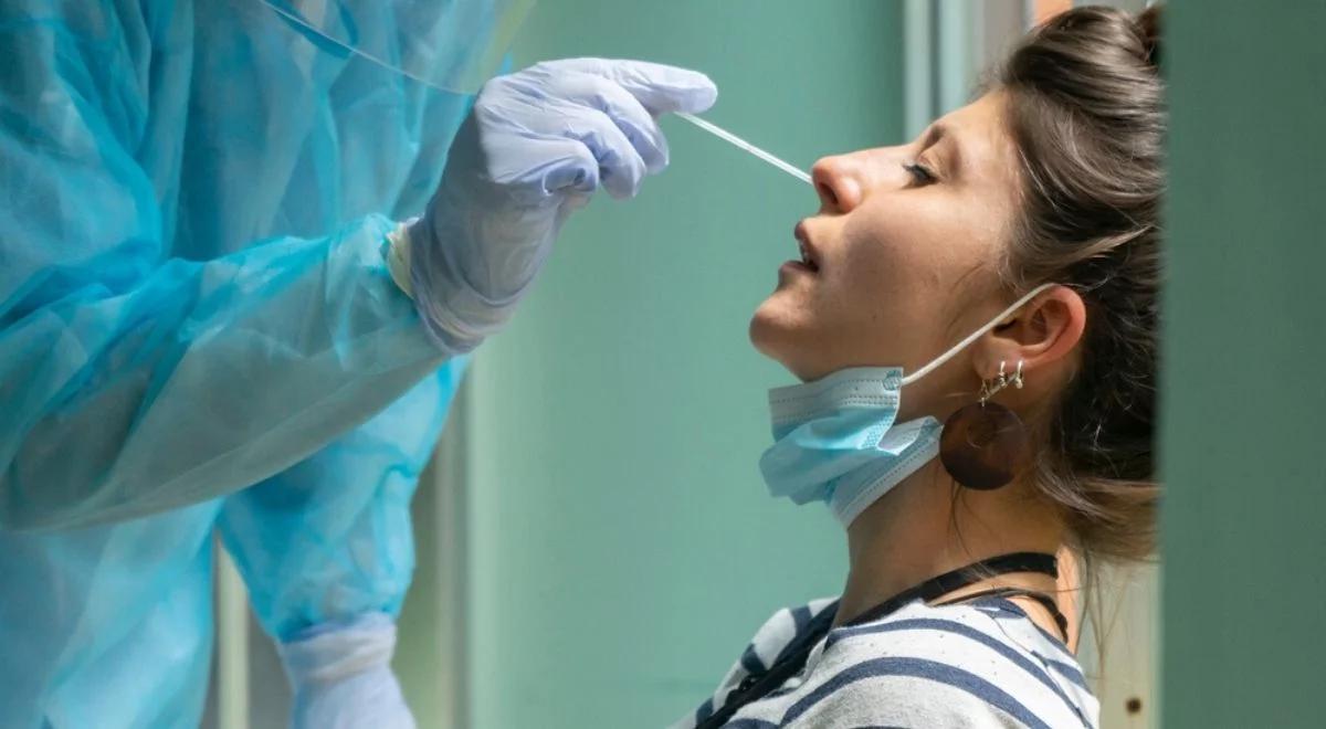 Spadek zakażeń koronawirusem. Pandemia jednak trwa, a "mutacje omikronu niepokoją"