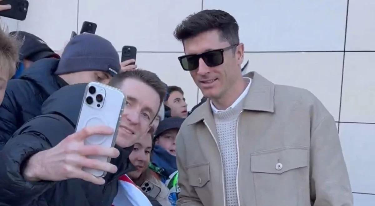 Robert Lewandowski zajechał jak gwiazda. Porozmawiał o ostatnim golu i pogodzie 