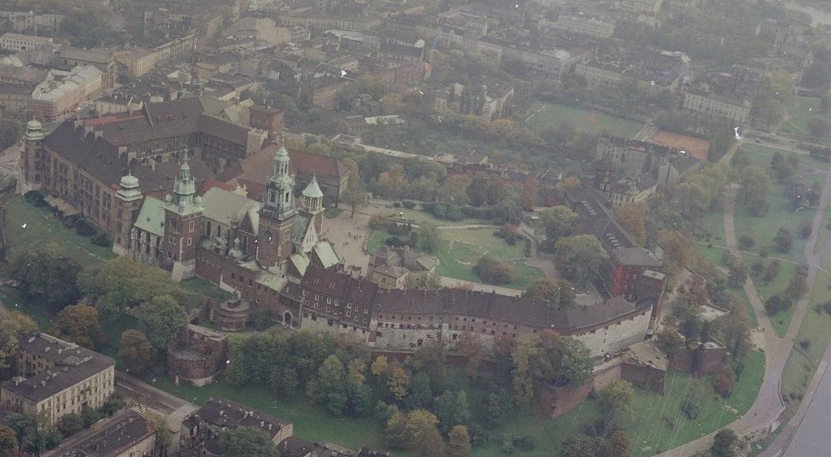 Wawel. Archeologowie odkryli dziecięce groby i broń