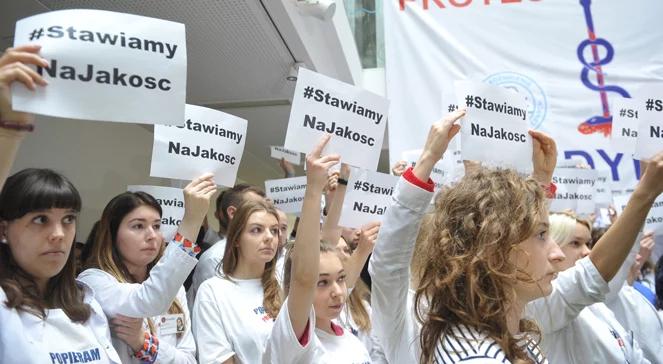 Lekarze rezydenci rezygnują z protestu głodowego. Zapowiadają dalsze protesty