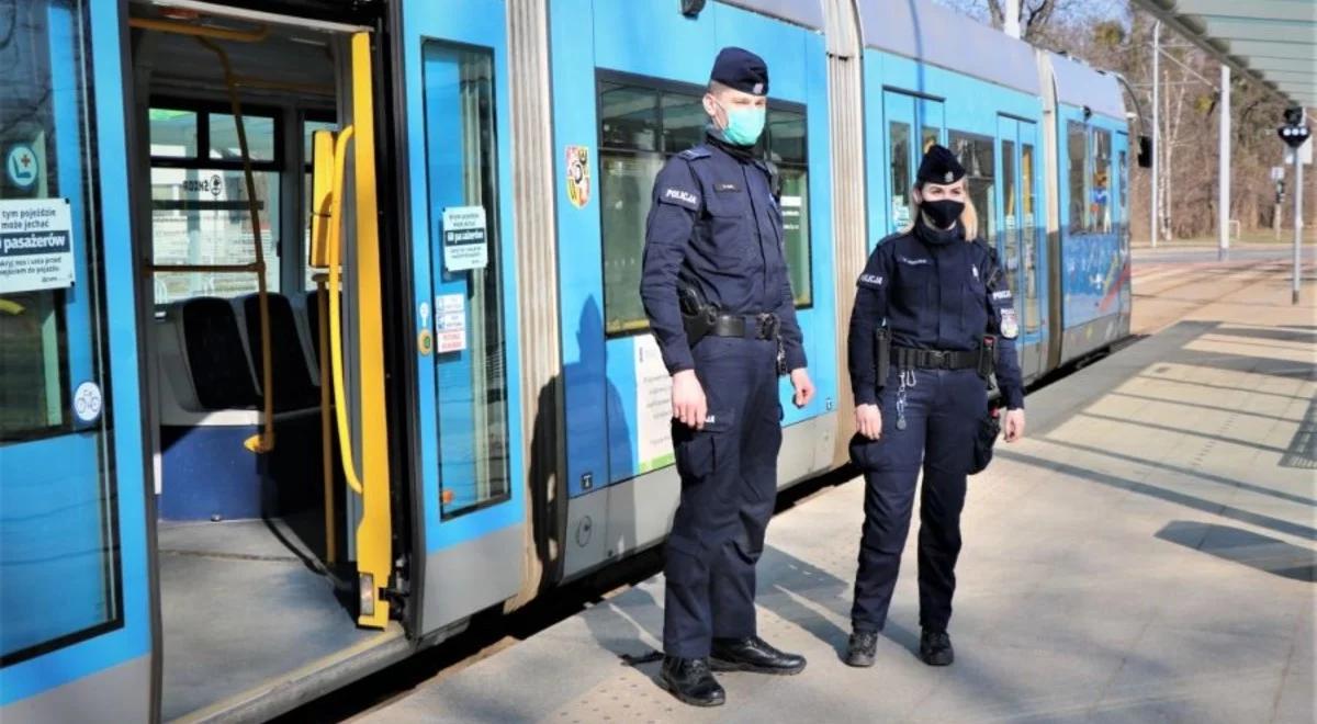 "Luzowanie nie oznacza całkowitego zniesienia". Policja sprawdza, czy obostrzenia są przestrzegane