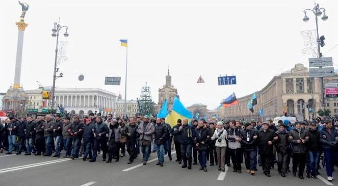 Ukraina: setki tysięcy ludzi manifestuje na kijowskim Majdanie