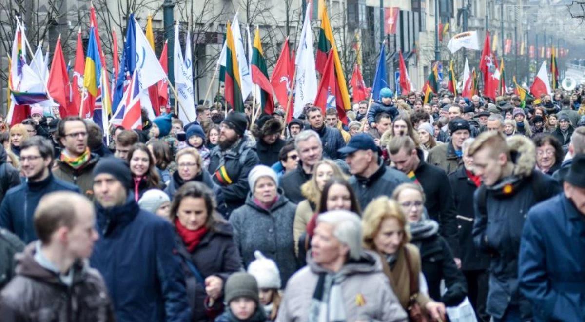 Litwa: biało-czerwone flagi na marszu w Dniu Odrodzenia Niepodległości