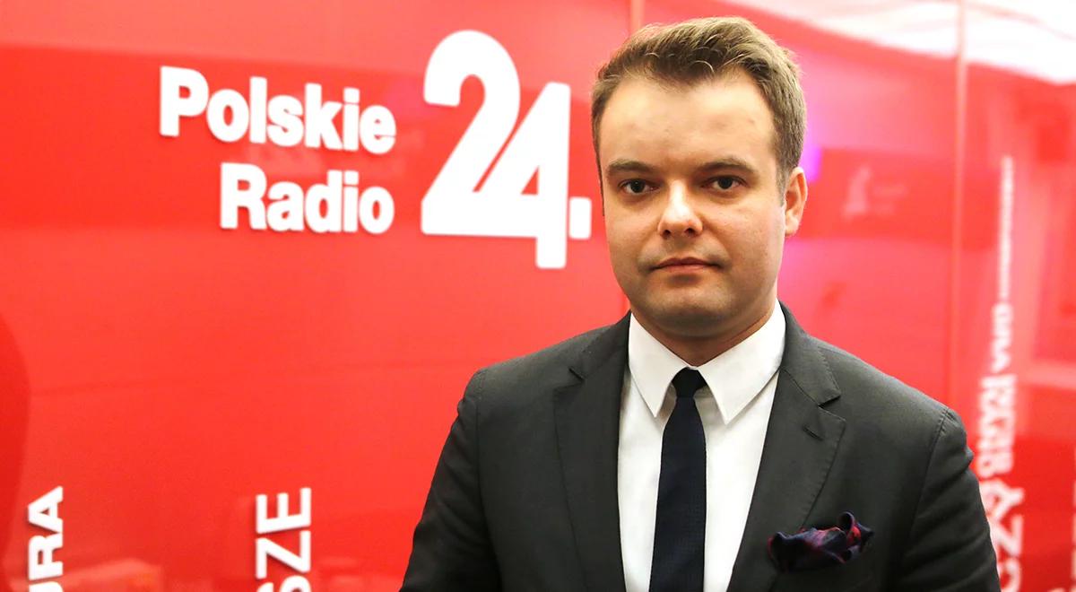 "Inwestujemy w polskie rodziny i dotrzymujemy słowa". Rafał Bochenek odpowiada krytykom 800+