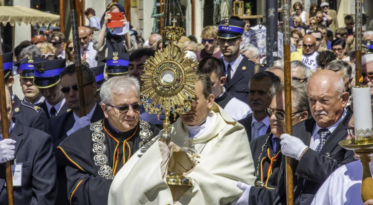 Boże Ciało. Jakie znaczenie mają zewnętrzne przejawy religijności? 