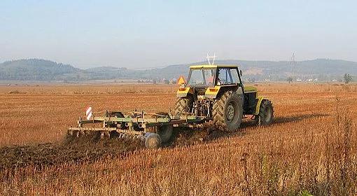 Podlaskie: pług podczepiony do ciągnika zabił 4-letnią dziewczynkę