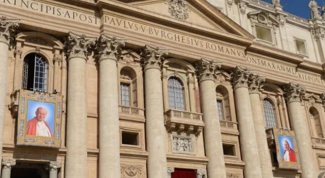 Portrety kanonizacyjne obu papieży już są na balkonach bazyliki