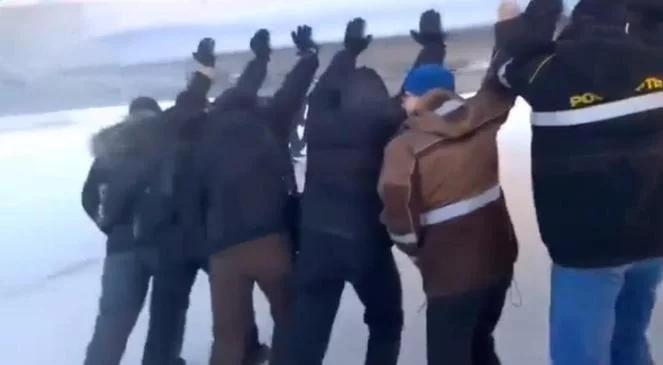 Awaria na syberyjskim lotnisku. Pasażerowie pchali samolot, by mógł wystartować [wideo]