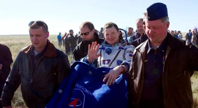 Astronauci ze stacji kosmicznej na Ziemi. "Czują się dobrze"