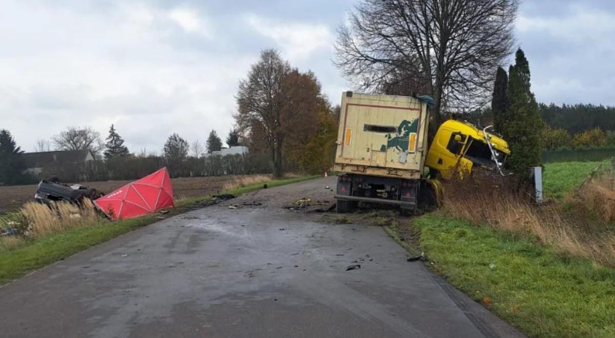 Kornica Kolonia. Czołowe zderzenie z ciężarówką. Kierowca zginął na miejscu