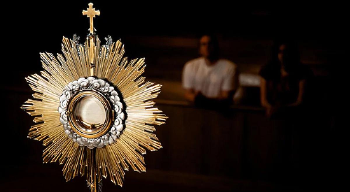 Adoracja Najświętszego Sakramentu. "Eucharystia tworzy Kościół"