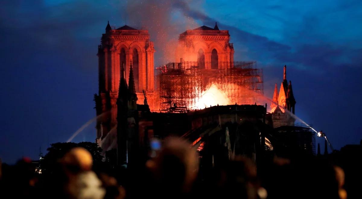 Płonie katedra Notre Dame w Paryżu. Wieże i całą strukturę ocalono