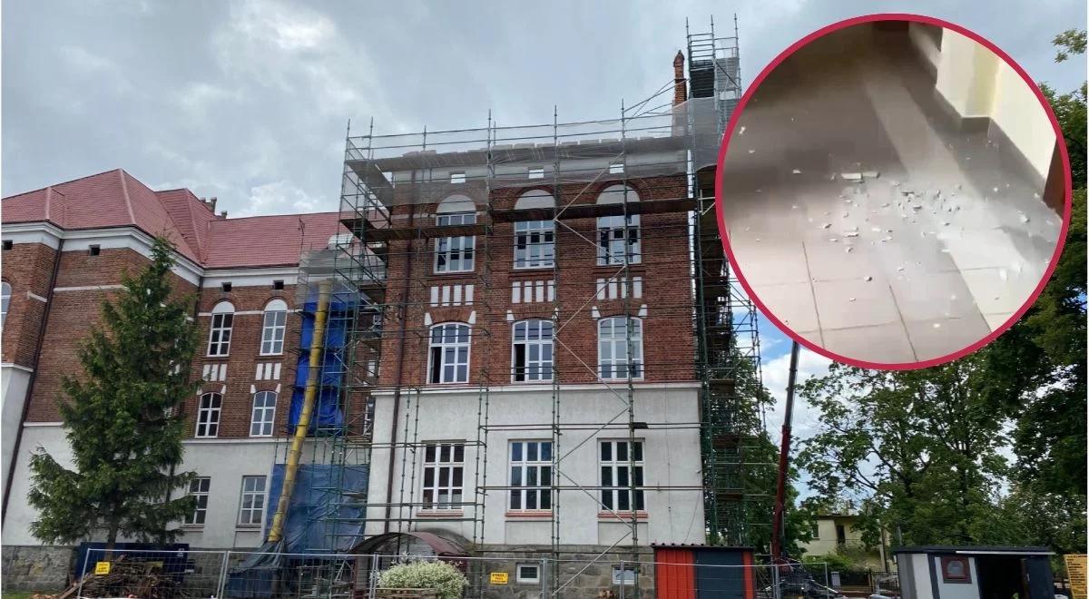 Kawałek sufitu runął tuż obok sali lekcyjnej. Woda cieknie, czuć grzyba