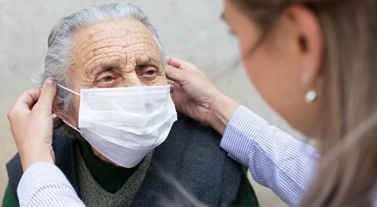 Ruszyły zapisy seniorów na szczepienia przeciw COVID-19. Sprawdź, jak się zarejestrować