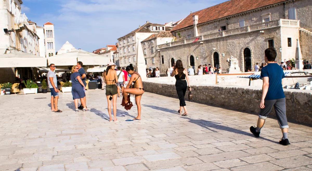 Miasto to nie plaża. Chorwaci mają dość turystów w kąpielówkach