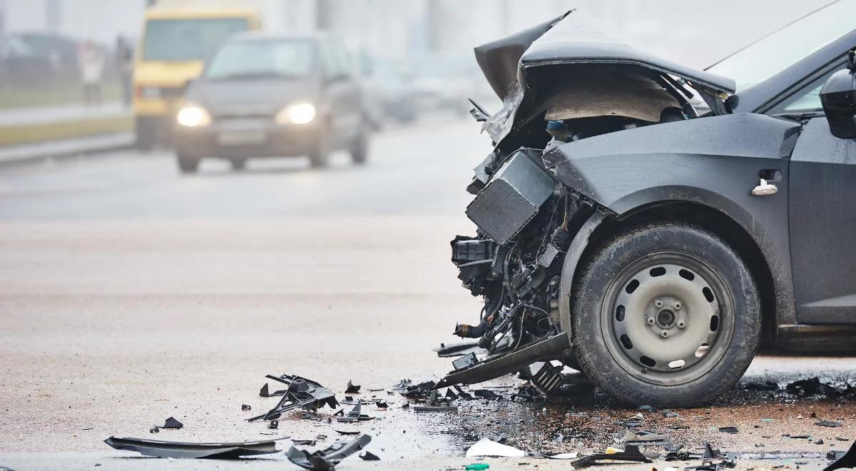 Łódzkie: czołowe zderzenie auta osobowego z ciężarówką, 2 osoby nie żyją