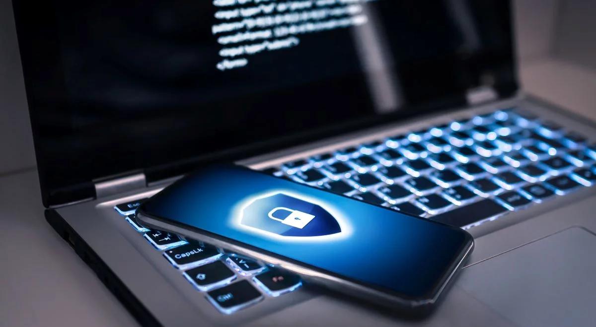 Zagrożenie terroryzmem i cyberterroryzmem. Premier Morawiecki przedłużył obowiązywanie stopni alarmowych