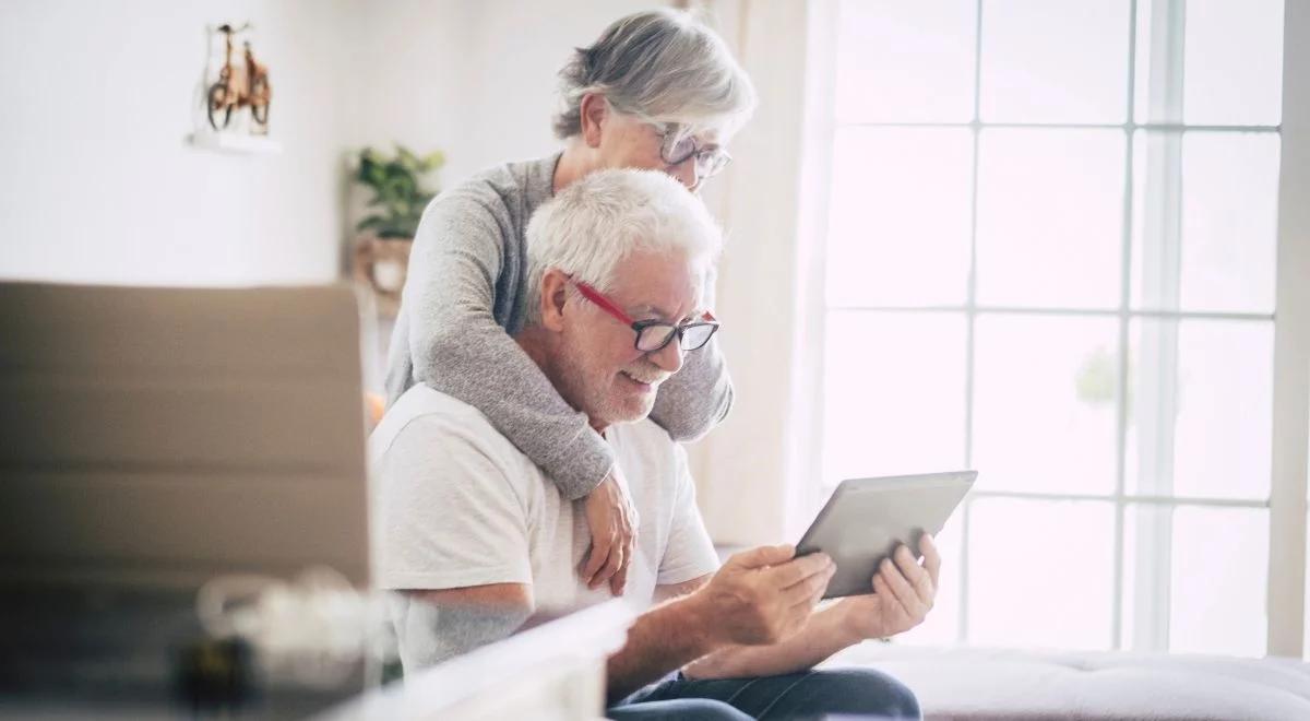 Seniorzy online. Większość ma internetowe konto w banku, ale brakuje im wiedzy o cyberbezpieczeństwie