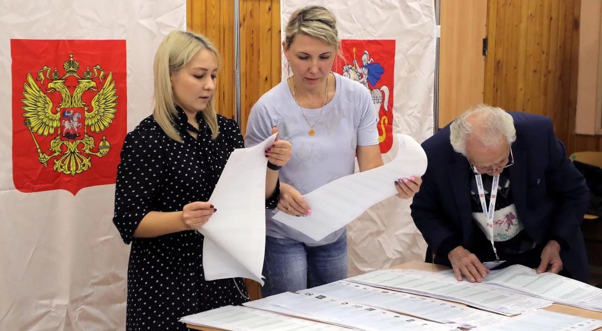 Wybory do rosyjskiej Dumy z zarzutami o fałszerstwo w tle. Przeliczono wszystkie głosy