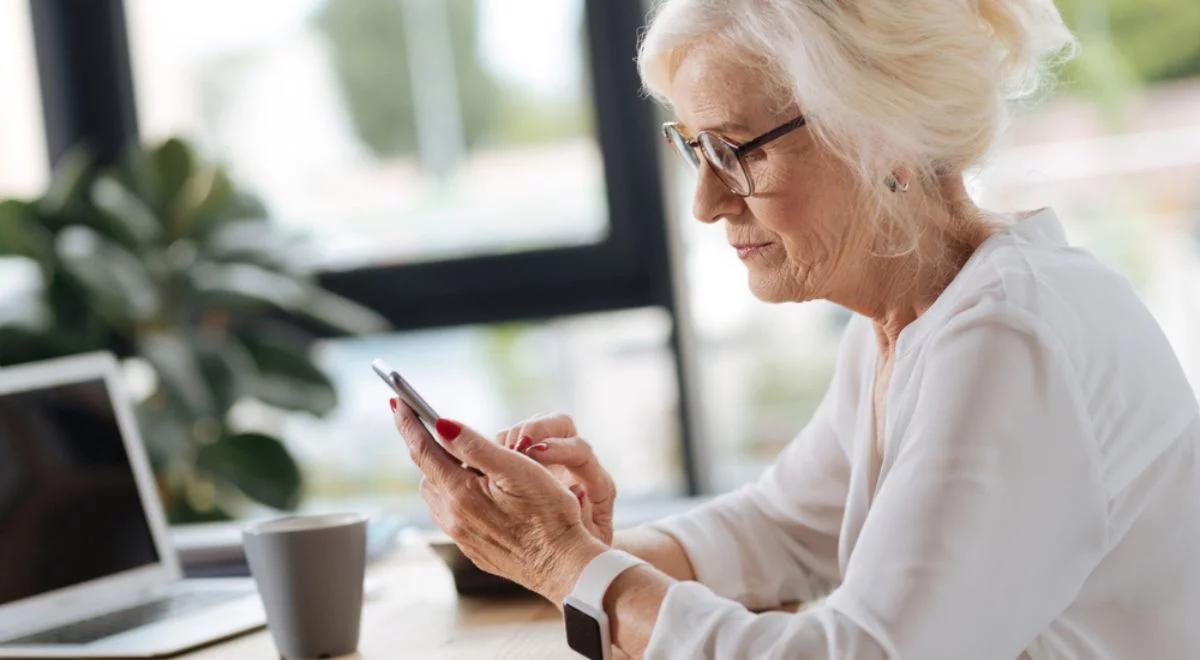 Seniorzy korzystają z mLegitymacji. ZUS: ponad 200 tys. osób pobrało już jej wersję elektroniczną