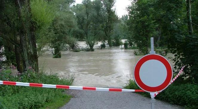 Legnica: policjanci uratowali kobietę z dzieckiem z zalanego tunelu