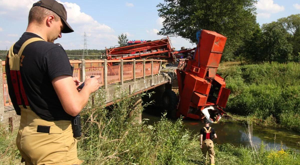 Kombajn wpadł do rzeki. Kierowca może mówić o dużym szczęściu