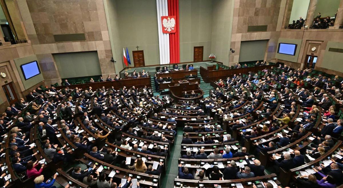 Nowy sondaż partyjny. KO przed PiS. Sejmowa większość niemal na styk