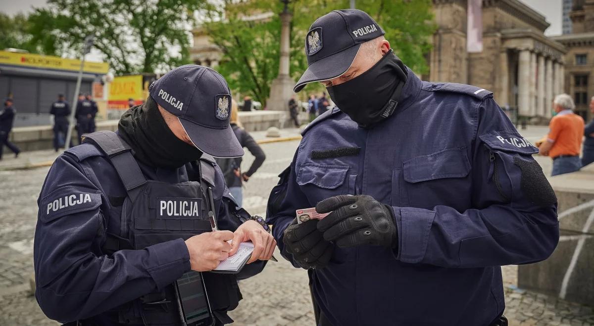 Tysiące mandatów za nieprzestrzeganie obostrzeń. MZ o działaniach policji w ostatni weekend