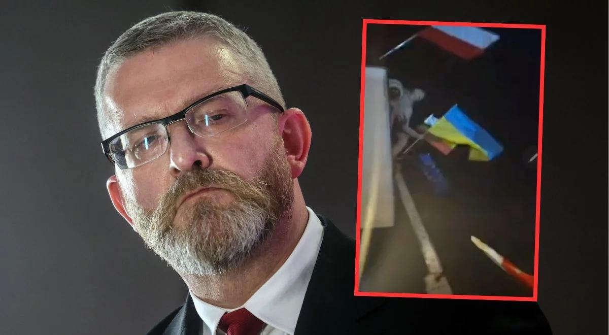 Zwolennicy Brauna zerwali flagę Ukrainy sprzed ratusza. "Spalić ją"
