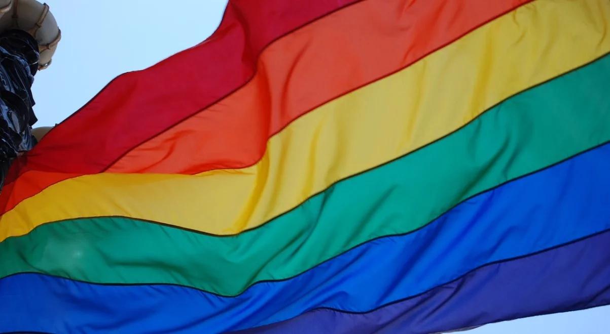 Ataki na siedziby Kampanii Przeciw Homofobii i Lambdy. Pełnomocnik rządu: to niedopuszczalne