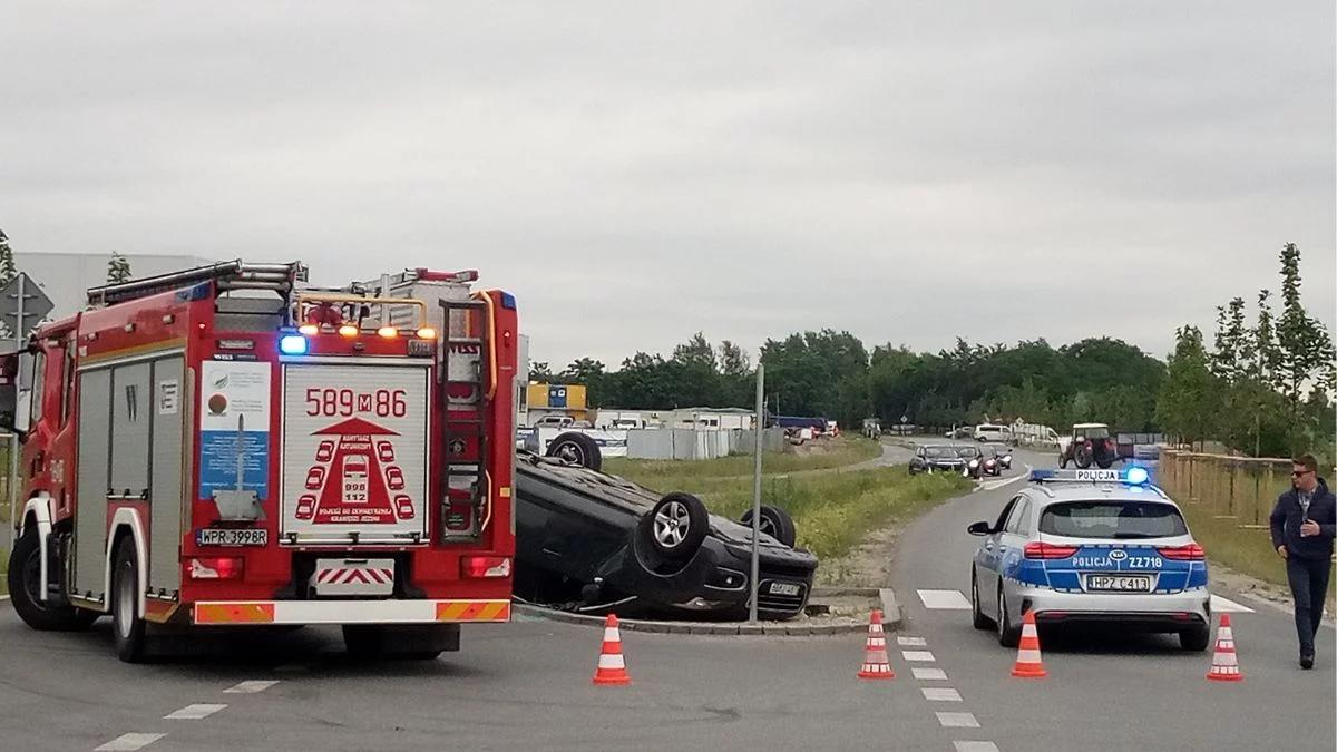 Dachowanie samochodu w pobliżu Lotniska Chopina. Kobieta trafiła do szpitala