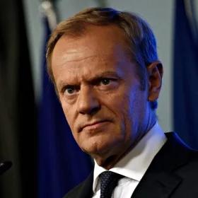 Tusk chce uczcić pamięć ofiar COVID-19. Internauci przypominają jego słowa o "robieniu polityki na grobach"