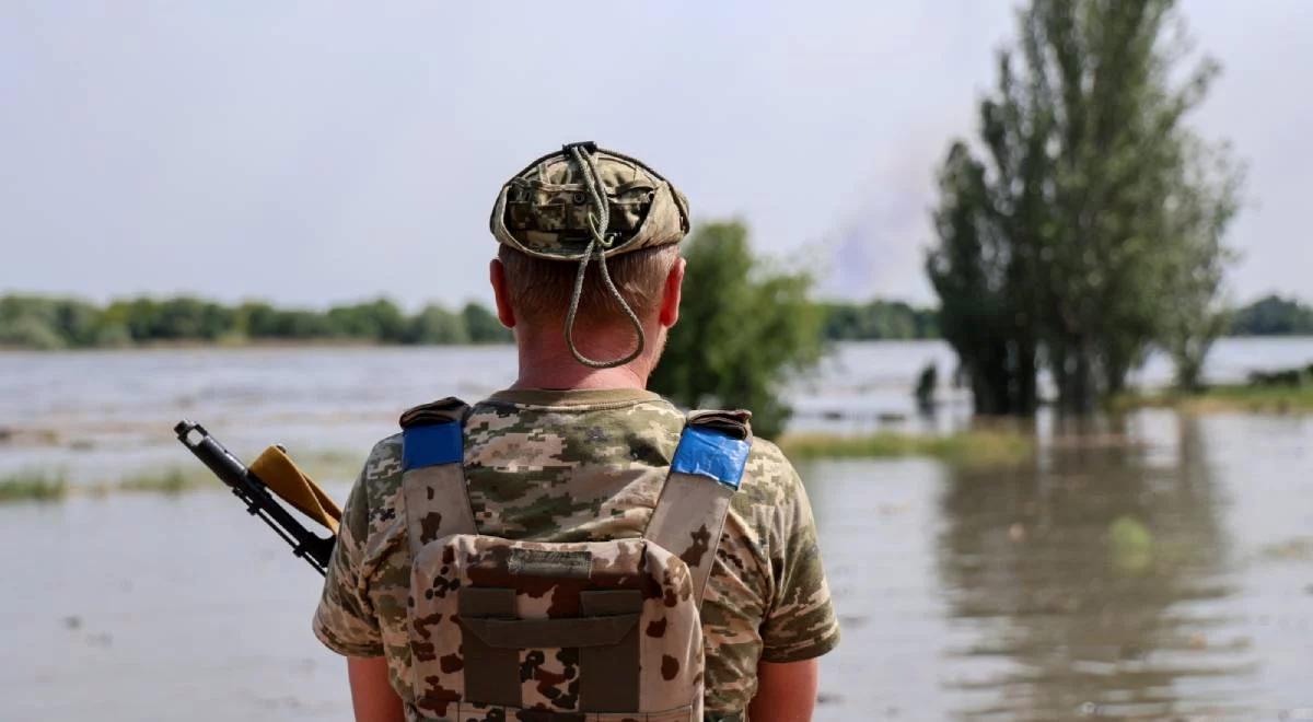 "Rosjanie działali chaotycznie i zatopili swój sprzęt". Zełenski o wysadzeniu tamy