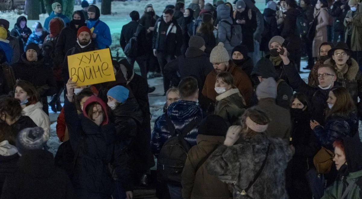 Rosja: surowe kary za każdy przejaw wsparcia dla Ukrainy. Reżim Putina dokręca śrubę