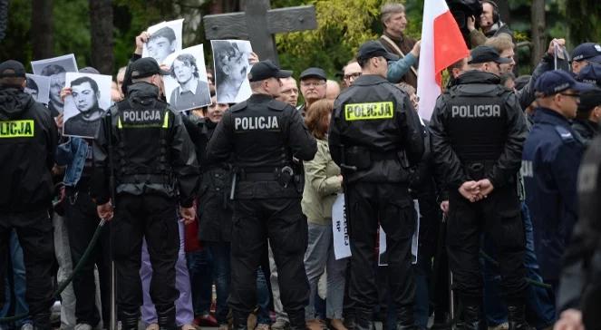 Pogrzeb gen. Wojciecha Jaruzelskiego. Przepychanki i krzyki na Powązkach