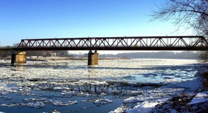 Saprzy walczą z zatorem. Zagrożony most