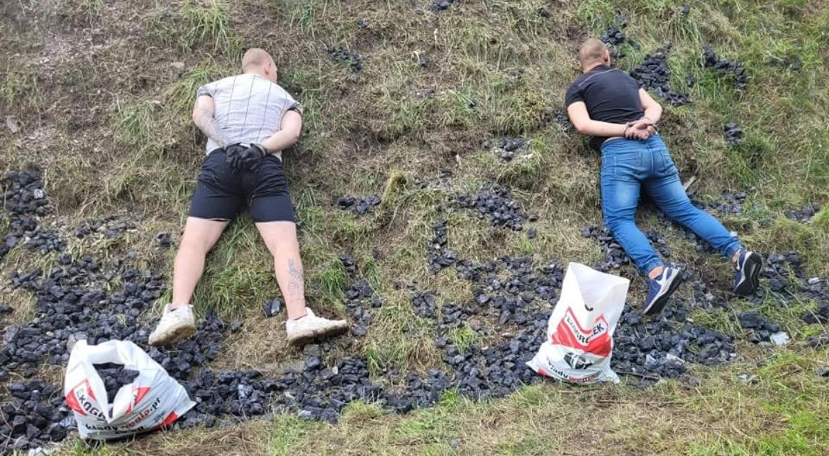 Chcieli ukraść 700 kg węgla w torbach na ekogroszek. Złodzieje "czarnego złota" zatrzymani pod Gdańskiem