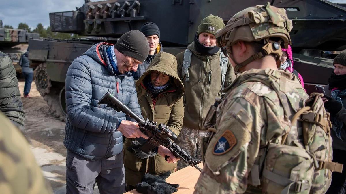 "Jestem ogromnie zbudowany". Premier o wielkim zainteresowaniu akcją "Trenuj z wojskiem"