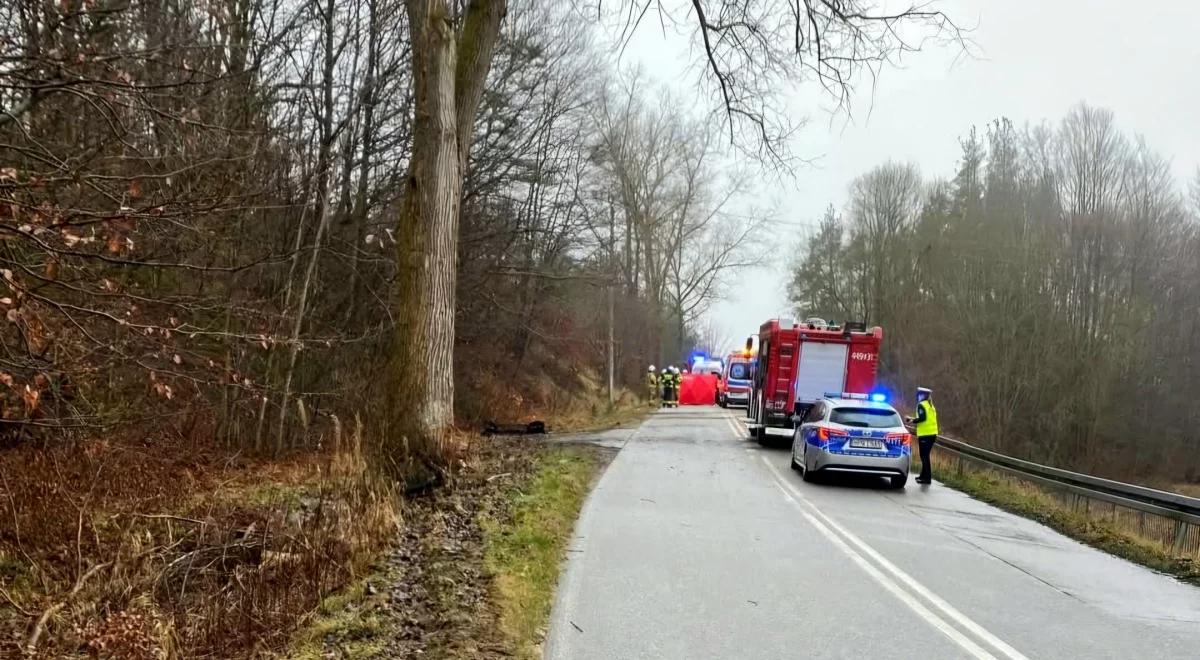 Tragiczny wypadek na Kaszubach. Auto uderzyło w drzewo