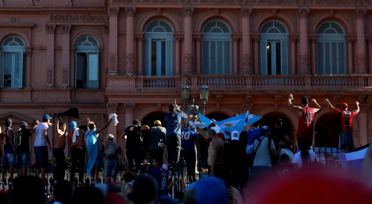 Wystawiona trumna z ciałem Maradony. Zamieszki w Buenos Aires