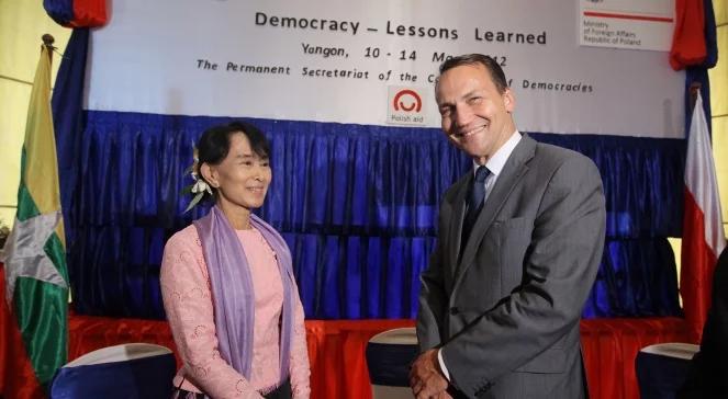 Sikorski nauczy Birmańczyków demokracji