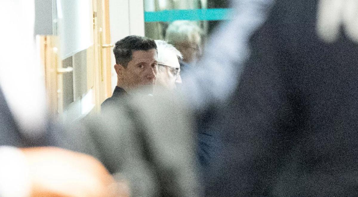 Robert Lewandowski jest w Warszawie. Asystują mu prawnicy i ochroniarze