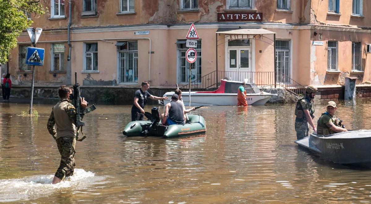 "Sytuacja jest tragiczna". Rosyjscy żołnierze strzelają do ofiar powodzi i wolontariuszy