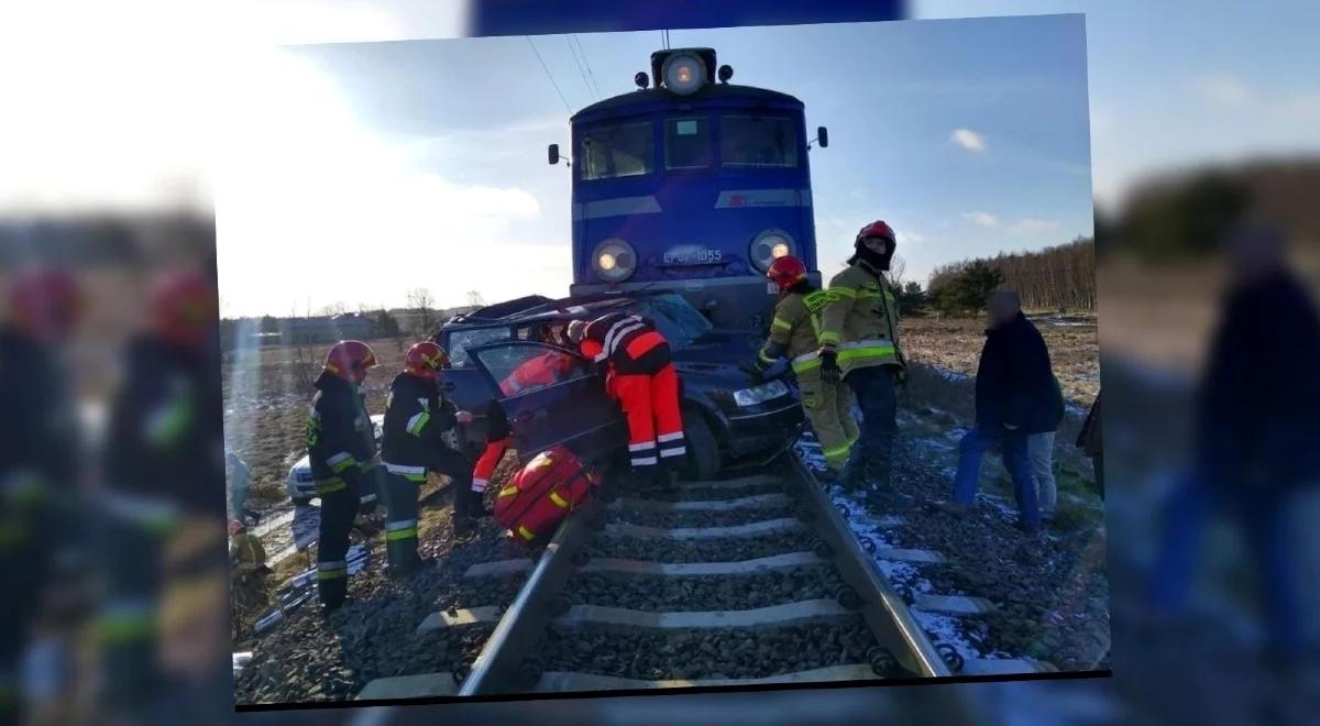 Tragiczny wypadek w pobliżu Kutna. Nie żyje kobieta, która wjechała autem pod pociąg