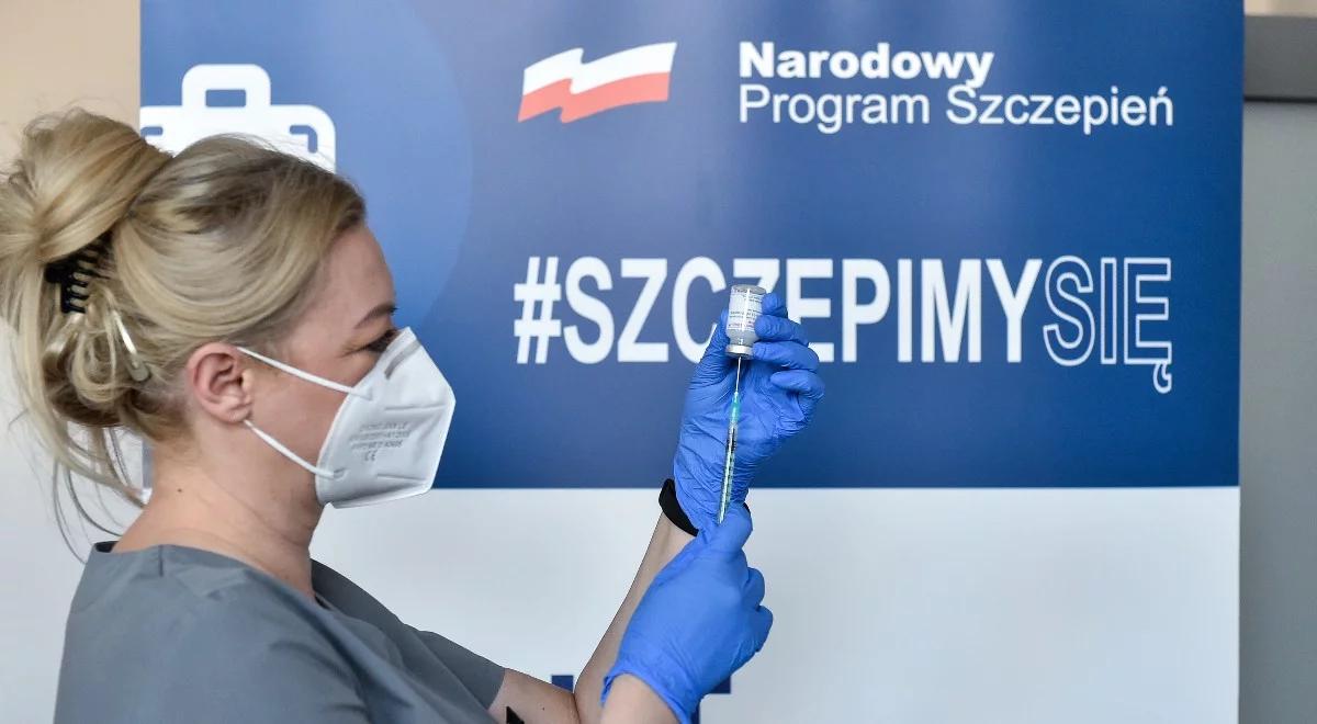 Rejestracja na szczepienia przeciw COVID-19. Osoby urodzone w 1971 r. już mogą się zgłaszać