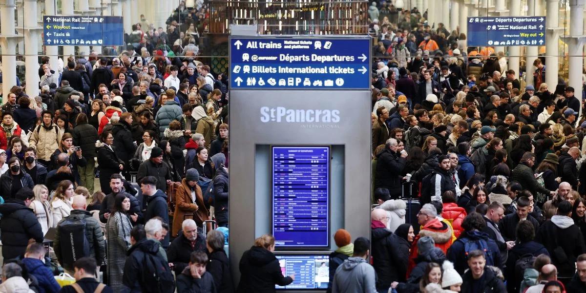 Wielka Brytania: powódź pokrzyżowała plany tysiącom podróżnych. Eurostar przywrócił połączenia