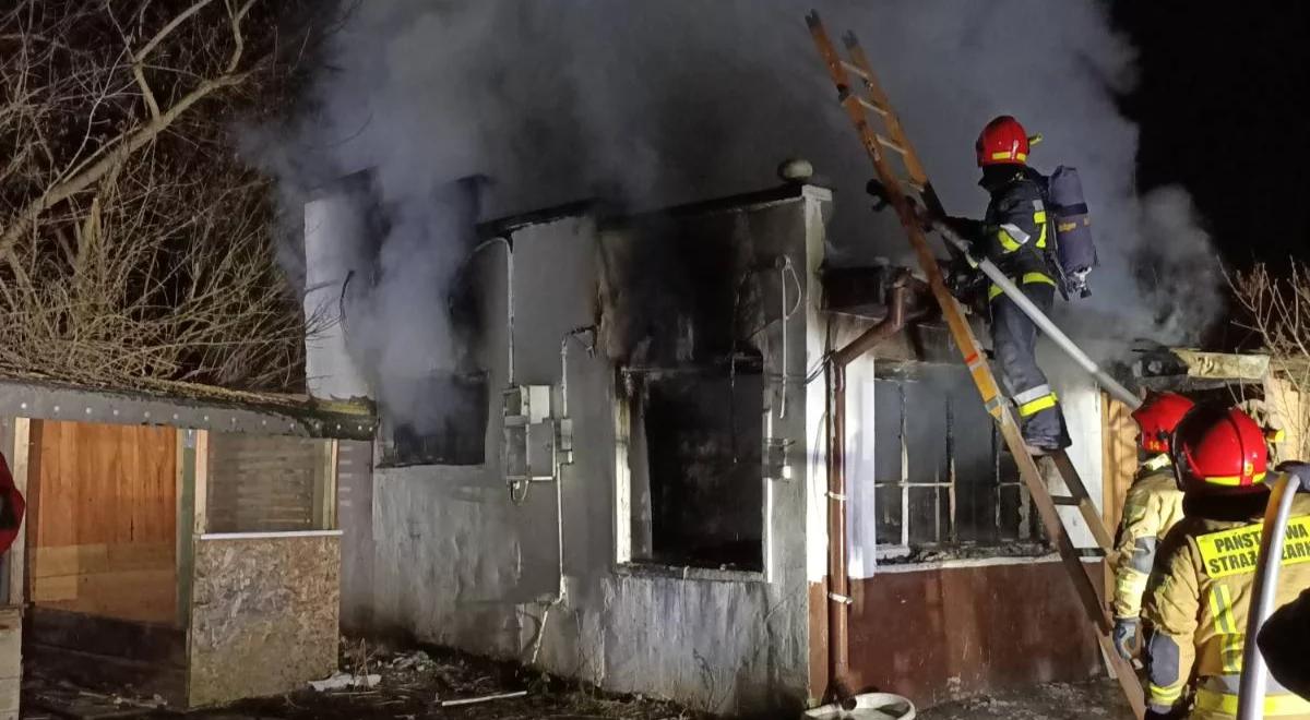 Tragiczny w skutkach pożar domu w Warszawie. Strażacy znaleźli zwęglone zwłoki