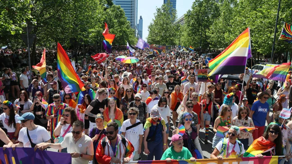Kolorowy tłum w centrum Warszawy. Tak wyglądała Parada Równości 2025 [ZDJĘCIA]