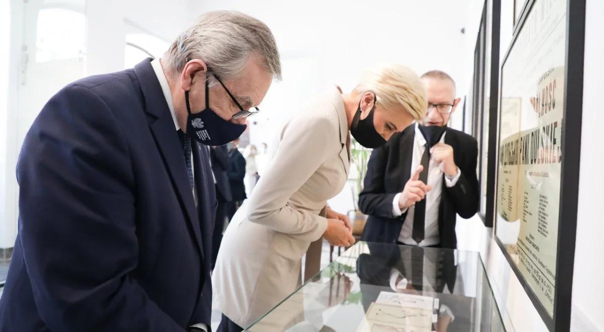 Agata Kornhauser-Duda i Piotr Gliński w galerii NCK. Zwiedzili wystawę "Dulska na scenie"