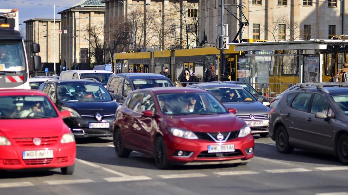 To nie jest miasto dla kierowców. Tak Warszawa uprzykrza życie posiadaczom aut